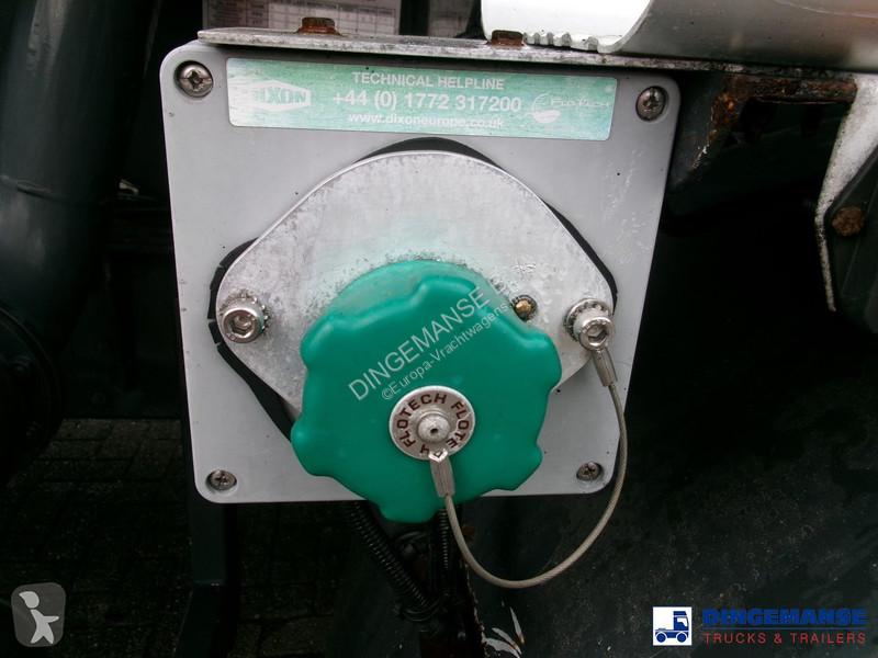 شاحنة Volvo 240 4x2 RHD fuel tank 13 m3 / 4 comp