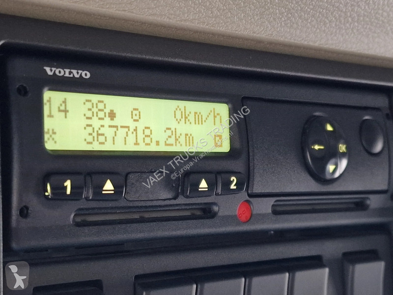 Kamion Volvo 420 Globetrotter 6x2 - Box with...