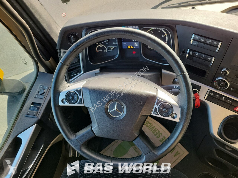 Грузовик Mercedes 2563