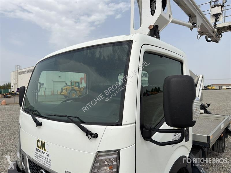 Camión Nissan NT400