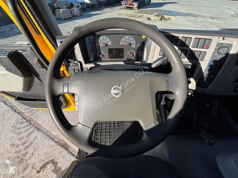 Volvo 240 4x2 BOX L=7694 mm truck