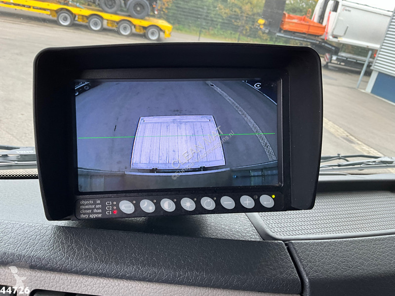 Camion Volvo FL 250 Euro 6 met Dhollandia laadklep