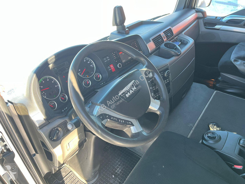 Lastbil MAN 8.220 4x2 HMF 340 K2 / PLATFORM...