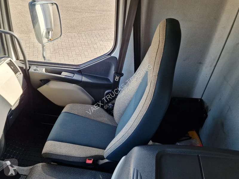 Kamion Volvo FL 250 4x2 Box truck, loading...