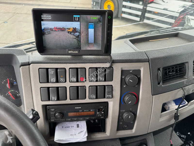 Kamion Volvo 250 4X2 3 UNITS CARGO LOCK +...