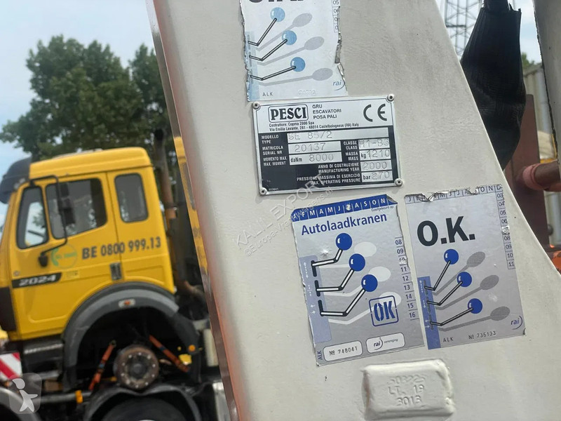 Kamion Iveco 120E18 Pesi SE85 Crane Open Box...