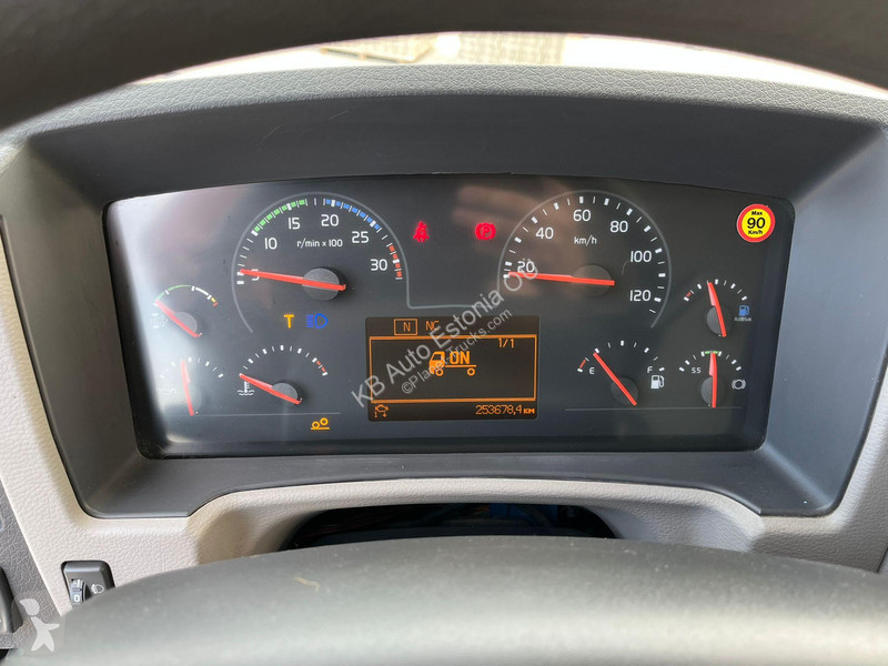 Kamion Volvo 350 6x2*4 BOX L=5383 mm