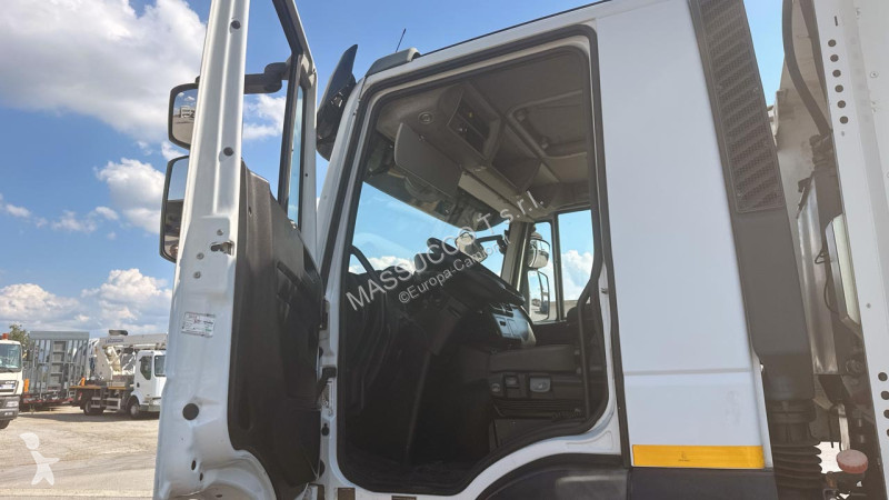 شاحنة Iveco 330 6X2