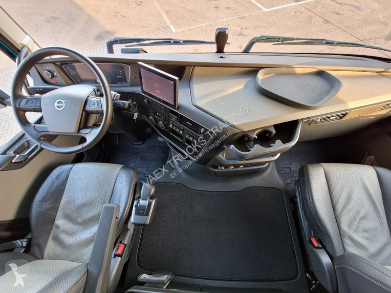 شاحنة Volvo 500 Globetrotter XL Cartransporter...