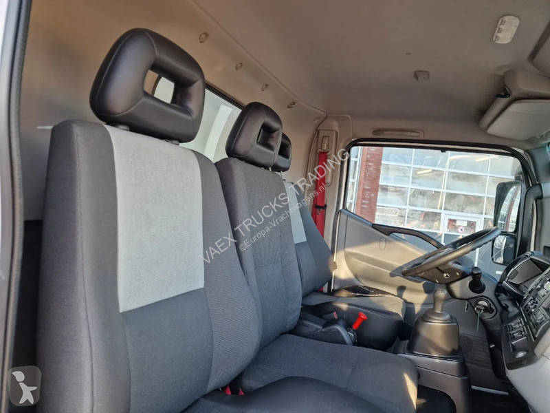 شاحنة Renault D 4x2 Box - Loadlift - Low KM -...