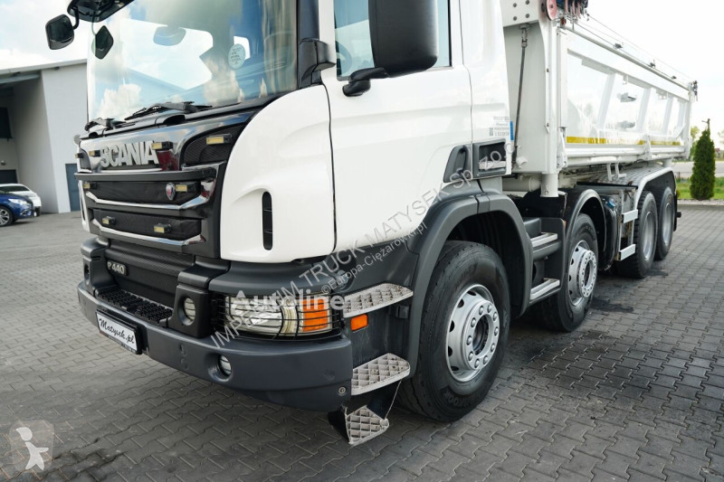 شاحنة Scania P 440 / 8x4 / WYWROTKA 2 STRONNA /...