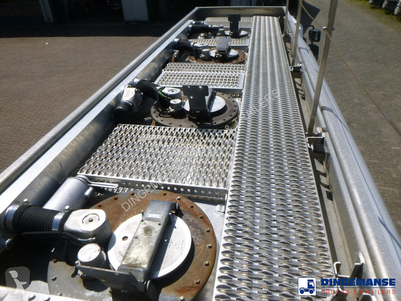 شاحنة Renault 270 4x2 fuel tank 13.7 m3 / 4 comp