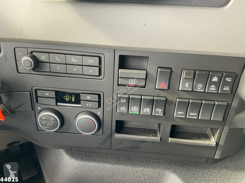 Camion Volvo FM  8x2 Hiab 25 Tonmeter laadkraan