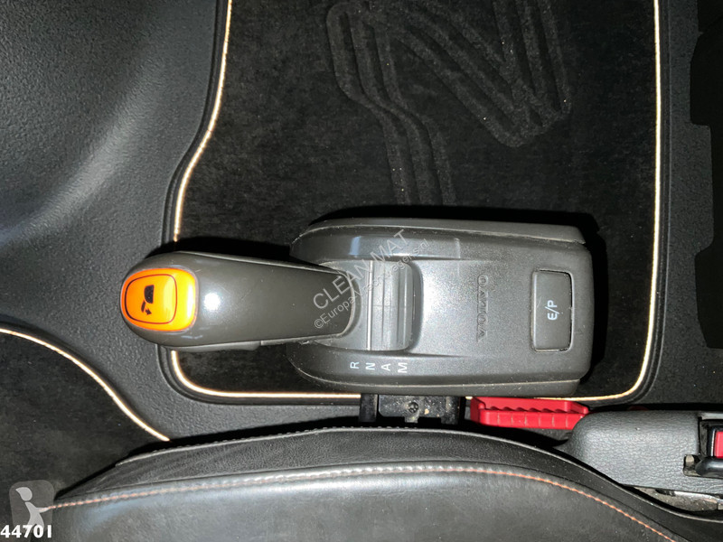 Kamion Volvo 8x4 Euro 6 Hiab 37 Tonmeter laadkraan