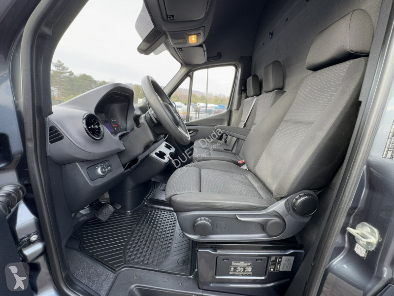 Vrachtwagen Mercedes 319