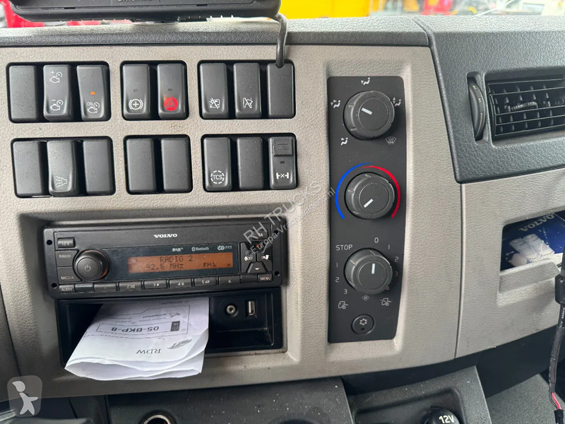 Kamion Volvo 250 4X2 3 UNITS CARGO LOCK +...