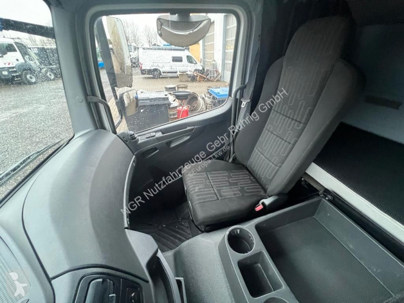 Camion Mercedes 4X2 Koffer Plane 6 to. Hebebühne