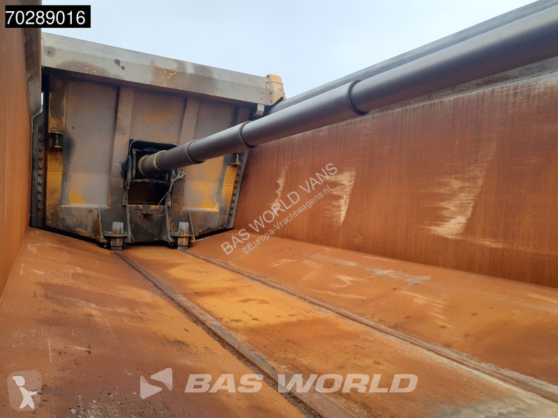 شاحنة Volvo 520  8X4 32m3 AJK Pusher 40Tons...