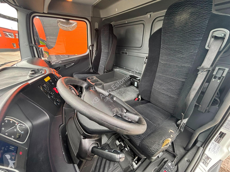 Mercedes 916 4x2 BOX L=6613 mm truck