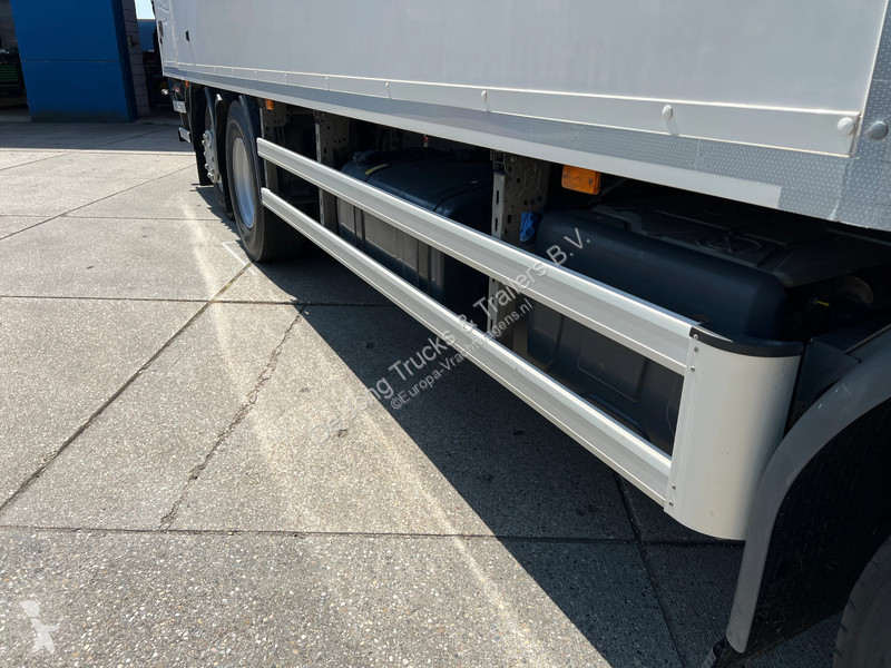 شاحنة Renault D Wide 28.320 / 6x2 / Closed box...