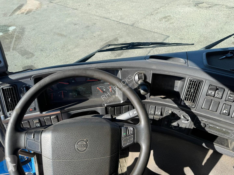 شاحنة Volvo 330 6X2 EURO 5  KIPPER + FASSI...
