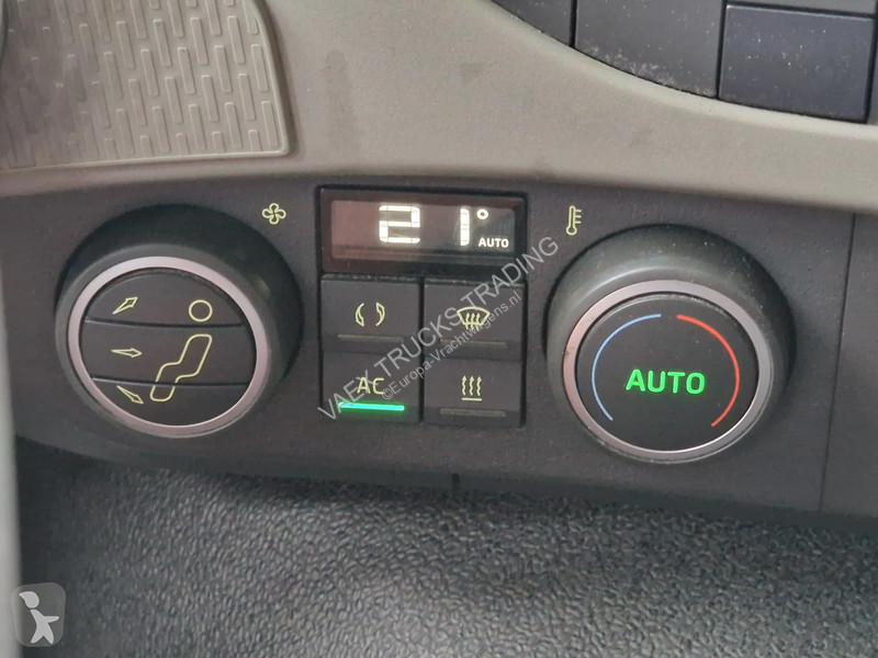 Kamion Volvo 420 Globetrotter 6x2 - Box with...