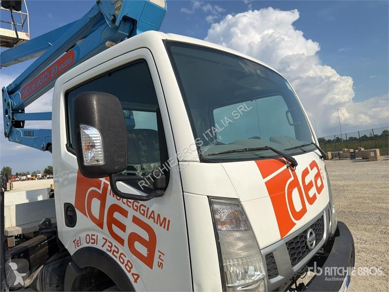 Camion Nissan PNT205 20 m on Nissan NT400...