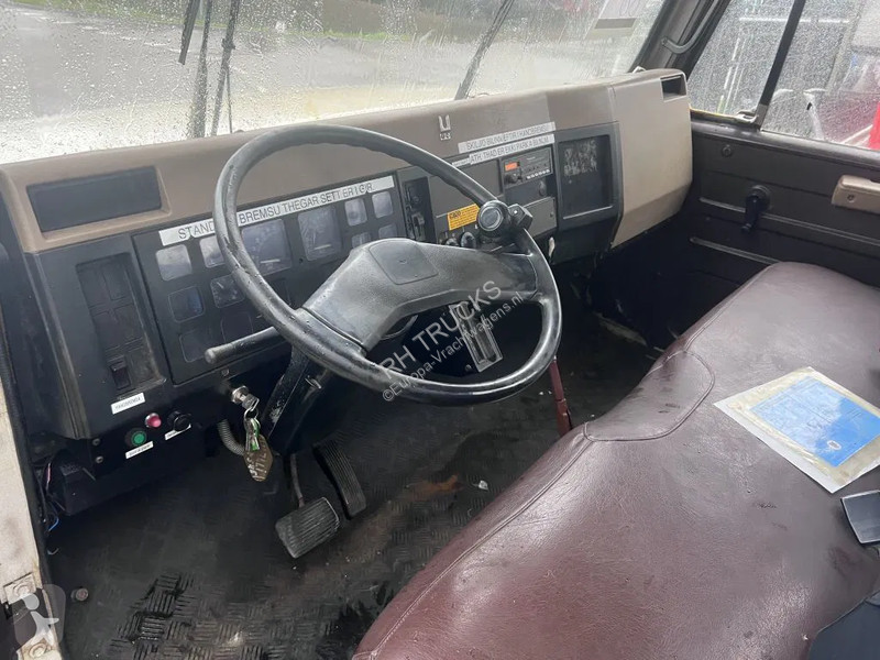 Vrachtwagen International 4600 4x2 210HP +...