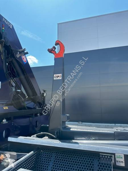 Camión Volvo con pluma