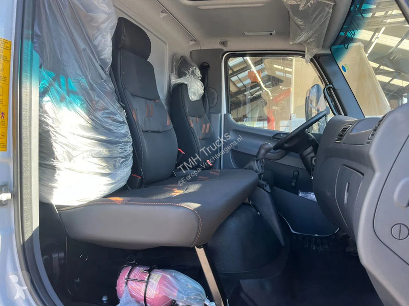 Lastbil Mercedes Accelo 915 4x2 Closed Cargo Truck
