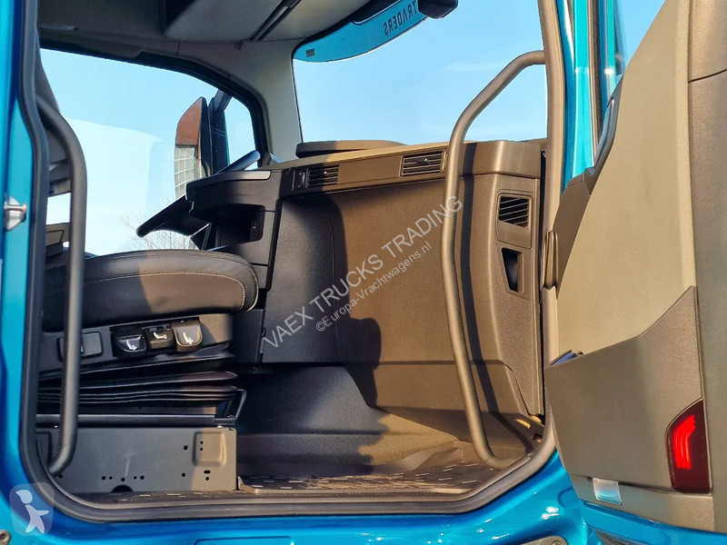 شاحنة Volvo 500 Globetrotter XL Cartransporter...