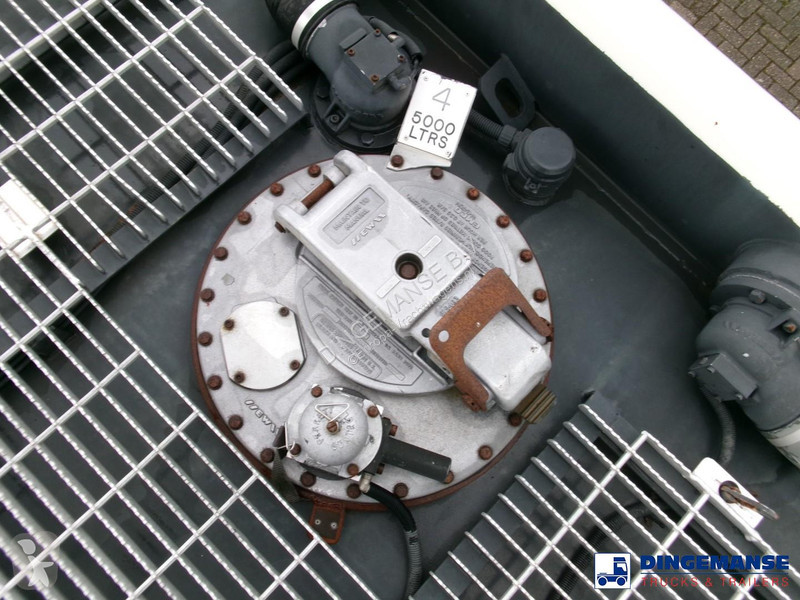 شاحنة Volvo 240 4x2 RHD fuel tank 13 m3 / 4 comp
