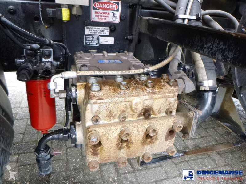 Camión DAF 220 4x2 RHD Whale vacuum tank