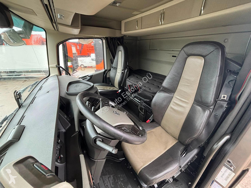 شاحنة Volvo 540 6x4 TANDEM AXLE LIFT / BOX...