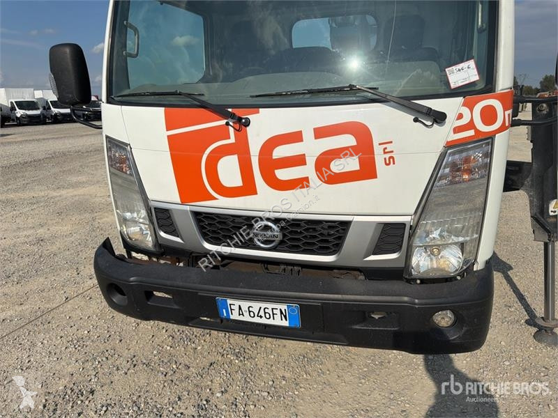 Camion Nissan PNT205 20 m on Nissan NT400...