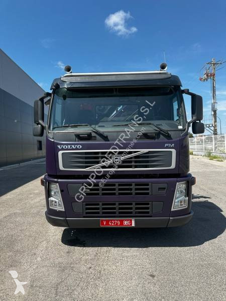 Camión Volvo con pluma