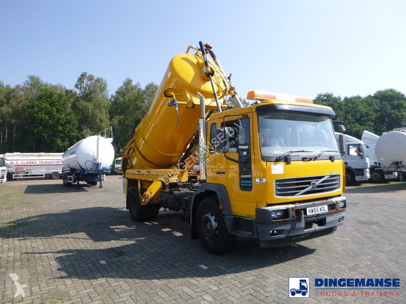 Camion Volvo 4x2 RHD Whale vacuum tank 8 m3