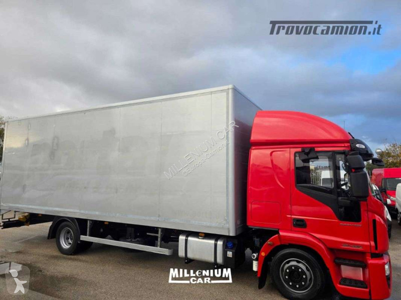 Kamion Iveco 120E22 FURGONE 7,70 KM 180000 2018