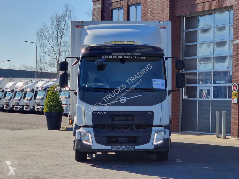 Kamion Volvo FL 250 4x2 Box truck, loading...
