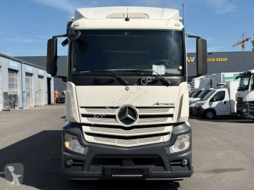 Camión furgón transporte de bebidas Mercedes
