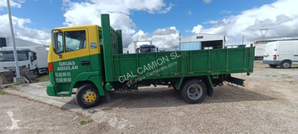 Camion plateau standard Nissan