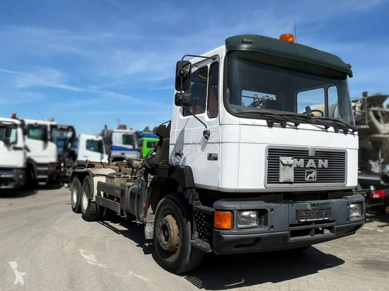 Lastbil MAN F2000 27.342 6x4 Abrollkipper mit Kran
