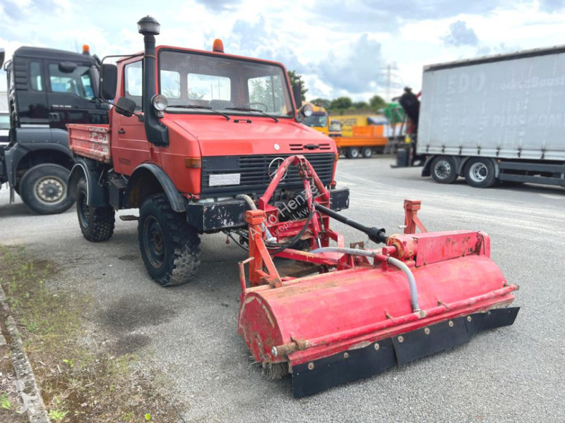 Kamion Mercedes Unimog U 424 2-Achs...