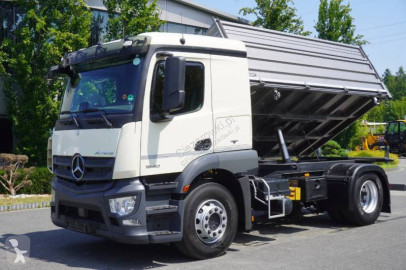 Camion tri-benne Mercedes