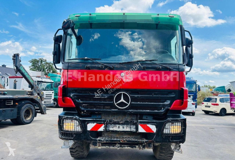 Lastbil Mercedes 3348
