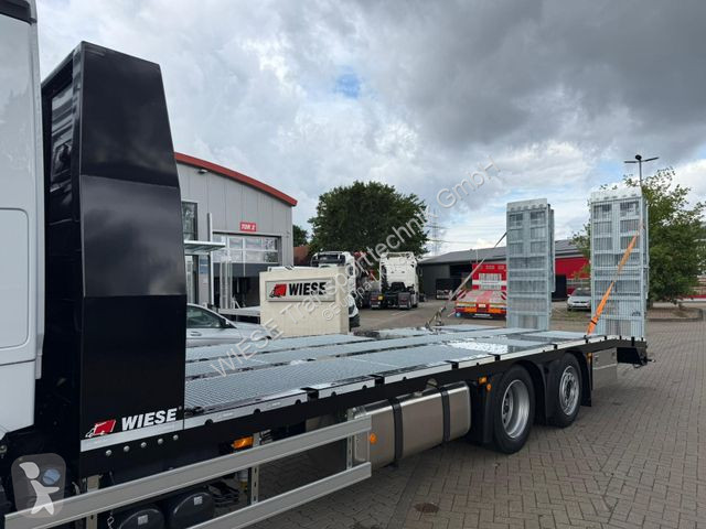 Camion Mercedes mit Rampen, Maschinentransporter