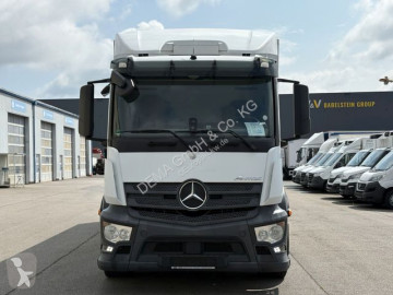 Camión plataforma transporte de bebidas Mercedes