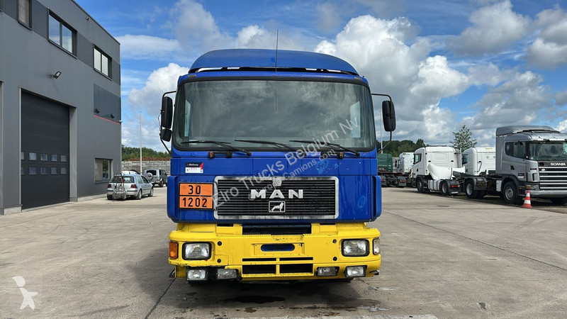 Lastbil MAN 26.402 (18.000 L / 6X2 / 6 CYLINDER...