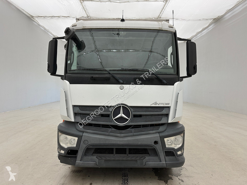 Vrachtwagen Mercedes 1827
