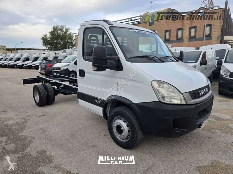 شاحنة Iveco 70C17 PASSO 3750 2011